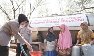 Sinergitas-Polwan-Polres-Ponorogo-Bersama-TNI-dan-BPBD-Droping-Air-Bersih-Untuk-Warga-Slahung