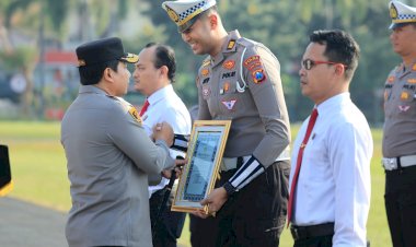 Kapolda-Jatim-Beri-Penghargaan-Untuk-216-Personel-Polri-dan-PNS-Polda-Jatim