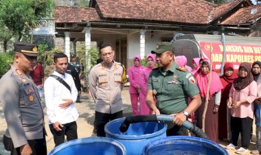 Polres-Ponorogo-Bersama-Bhayangkari-Kembali-Droping-Air-Bersih-Untuk-Warga-Terdampak-Kemarau-Panjang