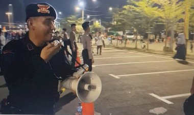 Brimob-Polda-Jatim-Sediakan-Air-Minum-Gratis-Untuk-Penonton-di-GBT,-Antisiapasi-Dehidrasi