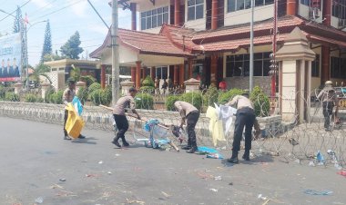 Peduli-Lingkungan-Polisi-Bersihkan-Sampah-Usai-Aksi-Demo-di-Kantor-DPRD-Situbondo
