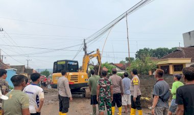 Kompak,-Polisi-bersama-TNI-dan-Warga-Bersihkan-Lumpur-Luapan-Sungai-Joho-di-Tulungagung
