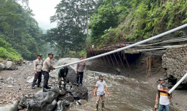 Antisipasi-Krisis-Air-Bersih-Polisi-Bersama-Forkopimka-dan-Warga-Perbaiki-Pipa-Pasca-Banjir-di-Lumbang-Probolinggo