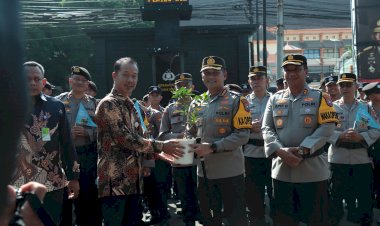 Dukung-Zero-Emisi,-Polresta-Malang-Kota-Terima-Sertifikat-Dekarbonisasi-Partner-dan-Pohon-dari-Pertamina