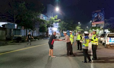 Patroli-Sahur-Ramadhan-Polres-Bojonegoro-Berbagi-Nasi-Kotak-Untuk-Warga