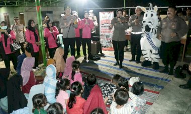 Tiba-di-Pulau-Bawean,-Kapolres-Gresik-langsung-Hibur-Anak-Anak-Korban-Gempa