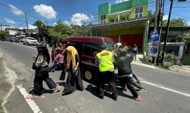 Layanan-Prima-Operasi-Ketupat-Semeru-2024,-Polisi-Rela-Dorong-Mobil-Wisatawan-di-Kota-Batu-yang-Mogok