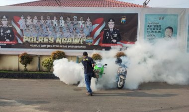 Sidokkes-Polres-Ngawi-Lakukan-Fooging-Cegah-Wabah-DBD