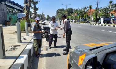 Sat-Samapta-Polresta-Sidoarjo-Patroli-Kamtibmas-sambil-Berbagi
