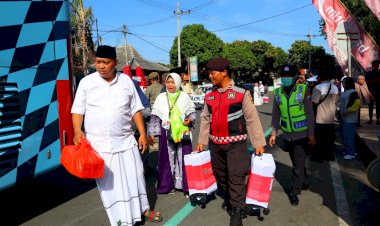 Polisi-Ramah-Lansia-Beri-Layanan-Prima-Pemberangkatan-CJH-Situbondo