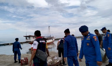 World-Ocean-Day,-Satpolairud-Bersama-Masyarakat-Bersihkan-Pantai-Situbondo