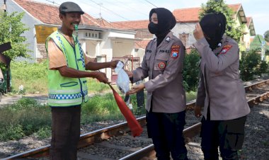 Rayakan-Idul-Adha,-Polwan-Polres-Pasuruan-Berbagi-Daging-Hewan-Kurban-untuk-Penjaga-Perlintasan-Kereta