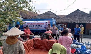 Polisi-Salurkan-Air-Bersih-Untuk-Warga-Desa-yang-Kekeringan-di-Bojonegoro