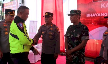 Patroli-Bermotor-ke-Tulungagung,-Kapolda-Jatim-Serahkan-Bantuan-Peralatan-Kantor-Untuk-Polsek-dan-Koramil