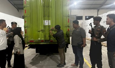 Polisi-Kawal-Ketat-Kedatangan-Surat-Suara-Pilkada-Serentak-2024-di-Jember