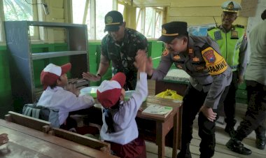 Gembiranya-Bocah-SD-Terpencil-di-Sidoarjo-Saat-Diberi-Makan-Siang-Gratis-Bergizi-Oleh-Polisi-dan-TNI