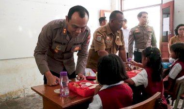 Polisi-Peduli,-Polres-Malang-Berbagi-Makanan-Bergizi-untuk-Pelajar-Terdampak-Banjir