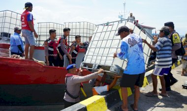Polres-Probolinggo-Kota-Distribusikan-Bantuan-10-Ribu-Liter-Air-Bersih-untuk-Warga-Gili-Ketapang