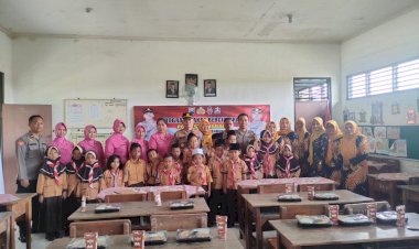 Polsek-Tarik-Bagikan-Makan-Siang-Bergizi-di-SD-Banjarwungu-2