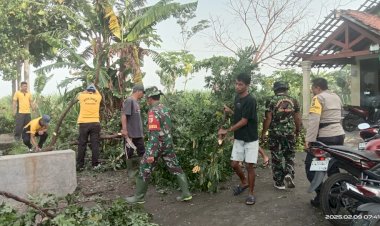 Sinergitas-Polisi-bersama-TNI-di-Kediri,-Gelar-Baksos-Bantu-Warga-Terdampak-Bencana-Alam