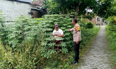 Bhabinkamtibmas-Desa-Kenongo-Koordinasi-Pengelolaan-Lahan-Bersama-Warga-untuk-Dukung-Ketahanan-Pangan