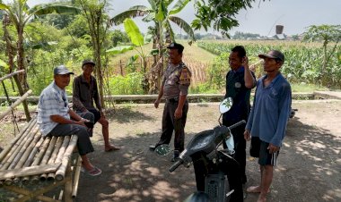 Polisi-Cinta-Petani,-Bhabinkamtibmas-Kedungsukodani-Polsek-Balongbendo-Ngobrol-Gayeng-Ketahanan-Pangan