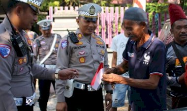 Polisi-Gelorakan-Semangat-Nasionalisme-Ratusan-Bendera-Merah-Putih-Dibagikan-untuk-Pengemudi-di-Bondowoso