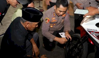 Cangkruakan-Kamtibmas-Polres-Pelabuhan-Tanjungperak-Beri-200-Kunci-Ganda-Motor-ke-Warga