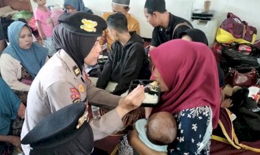 Polwan-Polresta-Sidoarjo-Beri-Pelayanan-Keluarga-Korban-di-Ponpes-Al-Khoziny