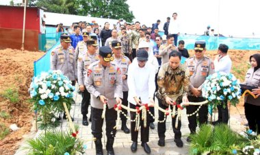 Polri-Pertegas-Peran-Aktif-Dalam-Astacita-Pada-Topping-off-Sekolah,-Peresmian-Masjid-dan-Peletakan-Batu-Pertama-Rumah-Ibadah-di-SMA-Kemala-Taruna-Bhayangkara