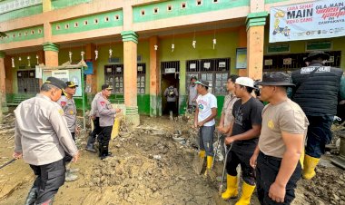 Kapolri-Tinjau-Pembersihan-SD-dan-Masjid-Terdampak-Bencana-di-Aceh-Tamiang