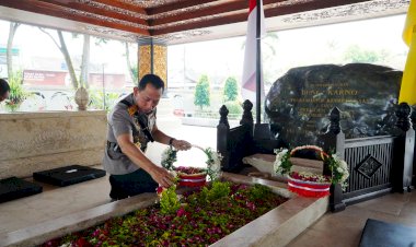 Jelang-Hari-Bhayangkara-ke-80,-Kapolri-Jadikan-Ziarah-ke-Makam-Presiden-RI-Terdahulu-Sebagai-Momentum-Refleksi-Nilai-Kebangsaan