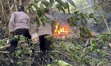 Polres-Trenggalek-Terjunkan-Personel-Jajaran-Padamkan-Api-di-Gunung-Orak-Arik