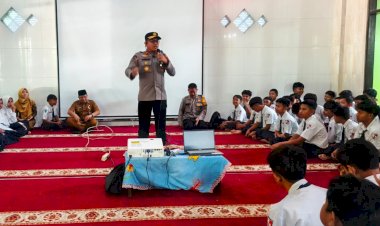 Cegah-Bullying-dan-Love-Scamming,-Kapolsek-Balongbendo-Edukasi-Bijak-Bermedia-Sosial-ke-Pelajar-SMP