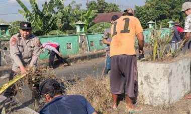 Bhabinkamtibmas-Polsek-Jabon-Kerja-Bakti-Bersama-Warga,-Wujudkan-Lingkungan-Bersih-dan-Kondusif