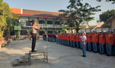 Police-Go-To-School:-Polres-Mojokerto-Kota-Tanamkan-Disiplin-dan-Kesadaran-Kamtibmas-Kepada-Pelajar