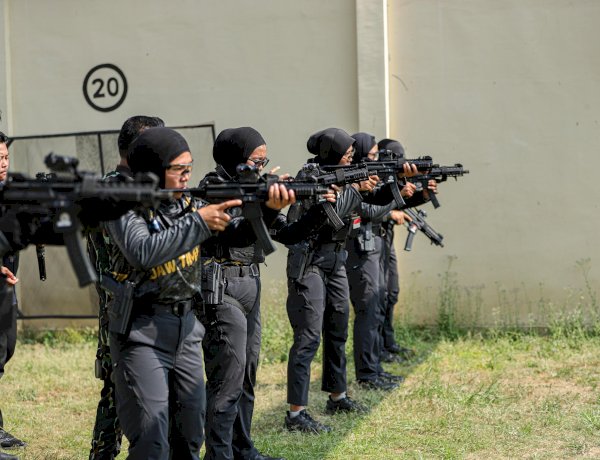 HUT Brimob ke 80 Polwan Polda Jatim Tampilkan Srikandi Challenge Penuh Adrenalin