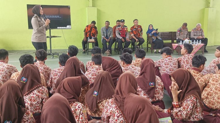 Polisi-Beri-Edukasi-Bahaya-Kenakalan-Remaja-dan-Tertib-Lalu-Lintas-di-SMAN-1-Krian