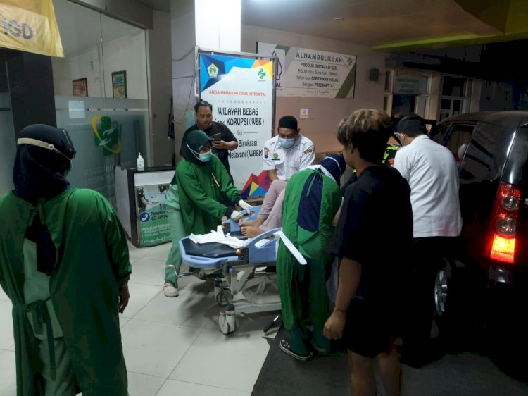 Aksi Heroik Satlantas Polres Gresik Selamatkan Wanita yang Hendak Melahirkan