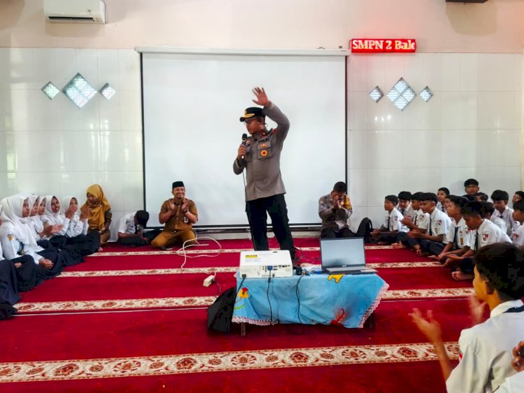 Cegah Bullying dan Love Scamming, Kapolsek Balongbendo Edukasi Bijak Bermedia Sosial ke Pelajar SMP