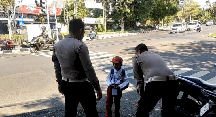 Diantar Polisi, Bocah SD di Gresik yang Tersesat Jalan Pulang Akhirnya Bertemu Orang Tuanya