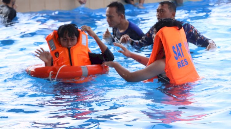 Satpolairud Polres Lamongan Bekali Santri Keterampilan Berenang dan Penyelamatan di Perairan