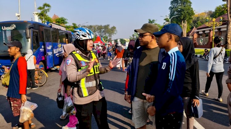 Pengamanan Humanis Polwan Polresta Sidoarjo di Car Free Day Alun-alun
