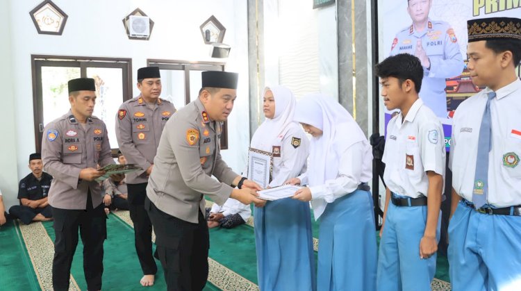 Kapolres Jombang Serahkan Beasiswa kepada Putra-Putri Pegawai Negeri Pada Polri Berprestasi