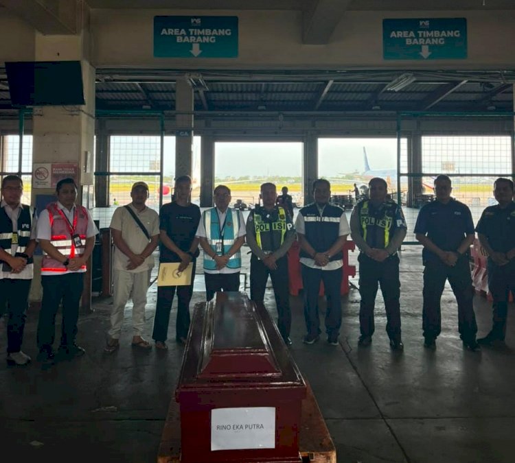 Tim DVI Polda Jatim Kembali Serahkan Jenazah Korban KM Mutiara Sentosa II Asal Sumatera dan Sulawesi kepada Keluarga