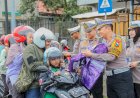 Operasi-Keselamatan-Semeru-2025-Polres-Jember-Berbagi-Puluhan-Jas-Hujan-untuk-Pengendara-Roda-Dua
