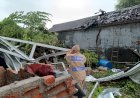 Angin-Puting-Beliung-Terjang-Desa-Prasung,-Polsek-Buduran-Bersinergi-Bantu-Warga-Terdampak