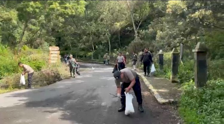 Gerakan Indonesia Asri Polres Probolinggo Bersih bersih Lokasi Wisata Bromo