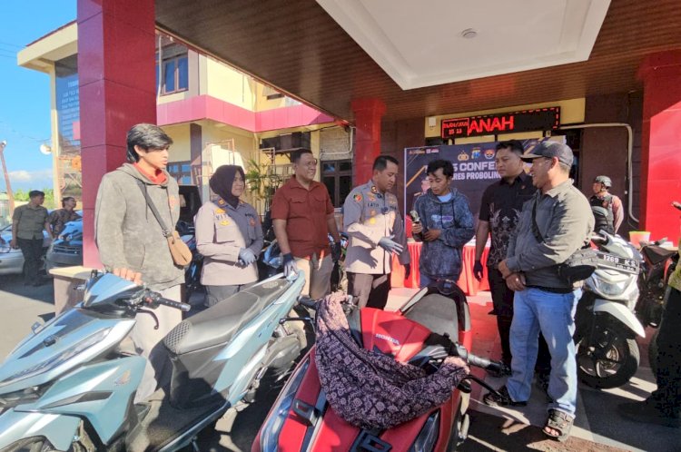 Polres Probolinggo Temukan dan Serahkan Motor yang Hilang, Korban Curanmor Tersenyum Riang
